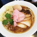 中華そば 麺や 六助 - 特製中華そば  １１００円(税込)  ワンタンは３個。