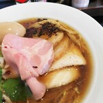 中華そば 麺や 六助 - 特製中華そばにチャーシューは３種類。ほろほろの豚バラチャー、レア気味で歯応えの鶏チャー、レアな豚チャー。