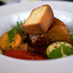 メイン料理の「糸島豚のトマト煮込み」です。見た目もお味もとっても上質。