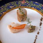 自家製のフランクフルトにお野菜の酢漬け。オードブル1品目です。