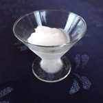 レストランＰｉｎｏｘ - デザート1品目は大葉のソルベ。初めてのお味。とても面白いですね。