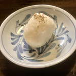 遊酒食堂 宇都宮 - 骨付鳥にセットのおにぎり。