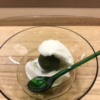 赤坂 菊乃井 - 昼懐石１２１００円。青梅白ワイン煮。酸味と甘みのバランスが良く、食欲を増進させます。されなくてもありますが（笑）。涼感たっぷりの一皿です（╹◡╹）