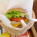 フレッシュネスバーガー - 塩コショウの味付で十分旨いがお好みで諸々