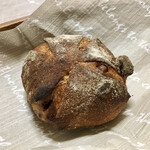 パンやきどころ RIKI - マカダミアンナッツとホワイトチョコの天然酵母 ¥250+税