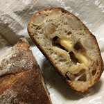 パンやきどころ RIKI - マカダミアンナッツとホワイトチョコの天然酵母 ¥250+税