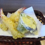 まいど - 天婦羅は海老２本とピーマン、茄子、カボチャの野菜が３つの５点です。