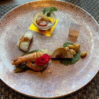 花梨 - 前菜の盛り合わせ～ふかひれのお刺身、イチゴのゼリー、鶏肉のチャーシュー、鱧、有頭海老の山椒添え