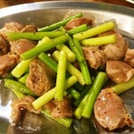 カジュアルダイニングバー シェルター - 砂肝とニンニクのめ炒め