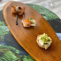 エノテーカ ピンキオーリ 名古屋 - サーモンとイクラのマリネ他三種のフィンガーフード