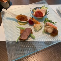 中国料理 吉珍樓 ルーセントタワー店 - 季節の前菜五種盛り合せクラゲ、蒸し鶏の大根ソースチリソース掛け、有頭海老の葱ソース、自家製煮豚、帆立の蟹の紹興酒風味漬け