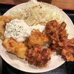 炭火もつ焼き専門 やるじゃない！ - ミックス定食の揚げ物たち