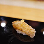 三笠鮨 - "沙鮻（きすご）"、昆布〆（こぶじめ）→醋洗（すあら）ひ