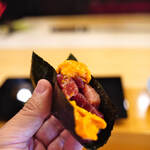 三笠鮨 - 蝦夷羅臼（えぞらうす）の"蝦夷馬糞靈螺子（えぞばふんうに）"＋陸州鹽釜（むつしほがま）の"鮪（しび）"