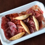 炭焼スペイン料理 ブラセリア ハセガワ - 生ハムとサラミの盛り合わせ（中）。生ハム２種、サラミ３種ですね。