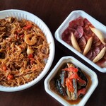 炭焼スペイン料理 ブラセリア ハセガワ - 魚介のフィデウス、生ハムとサラミの盛り合わせ、いわしのエスカベッチェ。