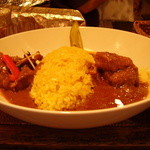 ガネーシャ - スリランカのスパイシーポークカリー（左側）＆チキンカレー（右側）のハーフ&ハーフ