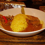 ガネーシャ - 同じくスパイシーポークカレー&チキンカレーのハーフ&ハーフ　正確な色だけど美味しそうでない。