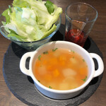 Shiodukashokudou - ランチのサラダ、スープ、食前茶