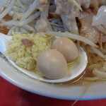 ラーメン二郎 - ショウガ半分とサービスうずら