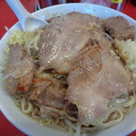 ラーメン二郎 - 野菜が無くなると豚がスゲ～