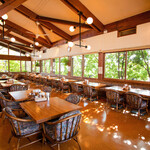 アメリカ屋 - 天井の高い店内でお食事をお楽しみ下さい。