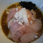 Niboshi Ramen Kogarasumaru - 色味は地味な極シンプルな見ための煮干そば