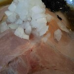 Niboshi Ramen Kogarasumaru - 立派なレアチャーシュー、海苔、定番の刻み玉ねぎ