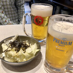 Hakata Gekijou - お通し（キャベツ）、生ビール
