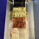 Kodai Suzume Sushi Sushi Manki No Kuniya Intanasho Naruten - "いそ巻"、"〆鯖朧巻き"、"穴子"、"よこほり" の四種類が二個ずつコンパクトに収まっている。これを三人で分ける。