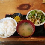 ふうふう亭 - ランチCセット（ごはん（味噌汁付）、サラダ、沢庵）