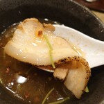 なにわ 麺次郎 - つけ汁の中のチャーシュー