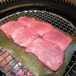 Shintoukyou Yakiniku Asobigokoro - 黒毛和牛タンの昆布締め塩焼き