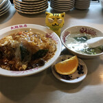 大龍飯店 - 中華風カツ丼850円（税込）　※スープ＆フルーツ付き