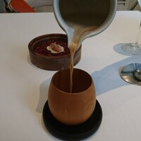 ad hoc  - 甲殻類スープ。カレースパイスが効いてくる。