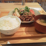 ファーマーズレストラン はなや - 焼き肉定食の全容。