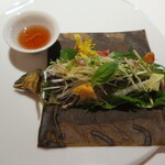 うるかで焼いた鮎を　ミズナラのどんぐりクレープで巻いて　梅紅酢と野生の山椒