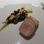 島豚　今帰仁アグー豚を東京檜原村の薪でシンプルに焼いて　月山筍とアミガサ茸　ソースヴァンルージュ