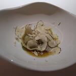 そのお肉のコンソメと帆立のラビオリ　レモンマリーゴールド　サマートリュフ