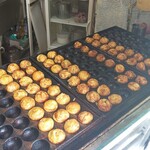 たこ坊 - 京風たこ焼きを焼いているところ