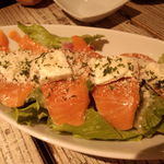 神楽坂 ワヰン 酒場 - サーモンのサラダ