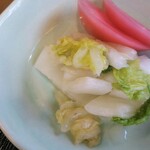 Manten Sakaba - 赤カブと白菜のお新香…
                      白菜はちょっと塩分強めかな？お刺身のつまと一緒に食べてちょうどいい…又はご飯のお供