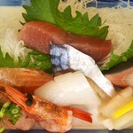 Manten Sakaba - お刺身盛りアップ〜
                      イカ､ホタテ以外1切れずつ
                      ハマチ､サーモン､鮪､〆鯖､ねぎとろ､甘エビ