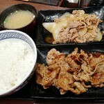 Yoshinoya - 牛皿・牛カルビ生姜焼き定食です。（2020年6月）