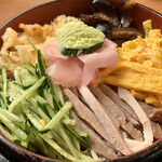 更科 - こんなに具沢山の「冷やしたぬきそば」は、他では見かけませんね！！