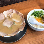 ボク的悪魔セット。「チャーシューメン」（800円）＋「たまごかけご飯」（300円）。