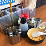 なおちゃんラーメン - 卓上の調味料。いっぱいあってウレシイけどボクはニンニクチップのみ！