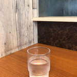 なおちゃんラーメン - 間引きされたカウンター席の端っこでいただきました。