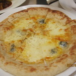 アニヴェルセル カフェ - 4種のチーズピザ