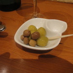 お通しのオリ－ブ